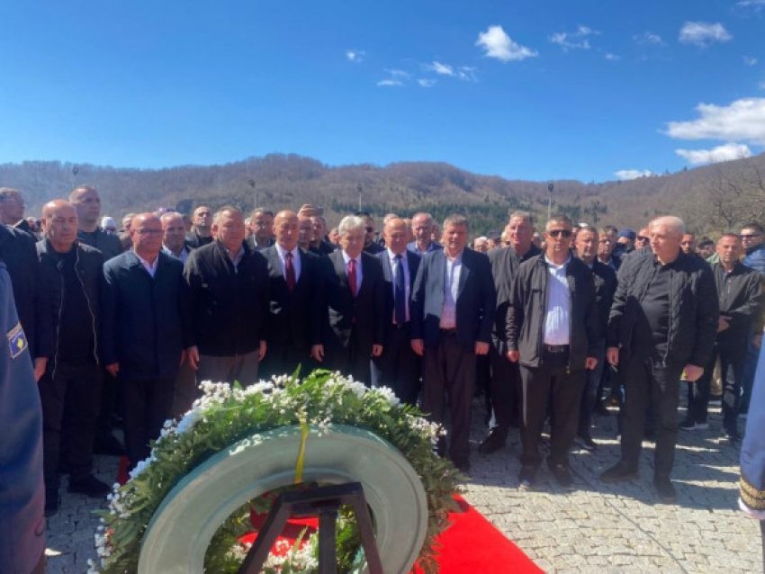 Nderime të mëdha të rënëve për liri, kujtohet thyerja e kufirit shqiptaro-shqiptar 3 nderime te medha te reneve per liri kujtohet thyerja e kufirit shqiptaro shqiptar 69d7a9fa24c50