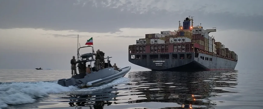 ngerci ne ngushticen e hormuzit le 20000 detare te bllokuar ne anije mallrash 69efbabd018cc