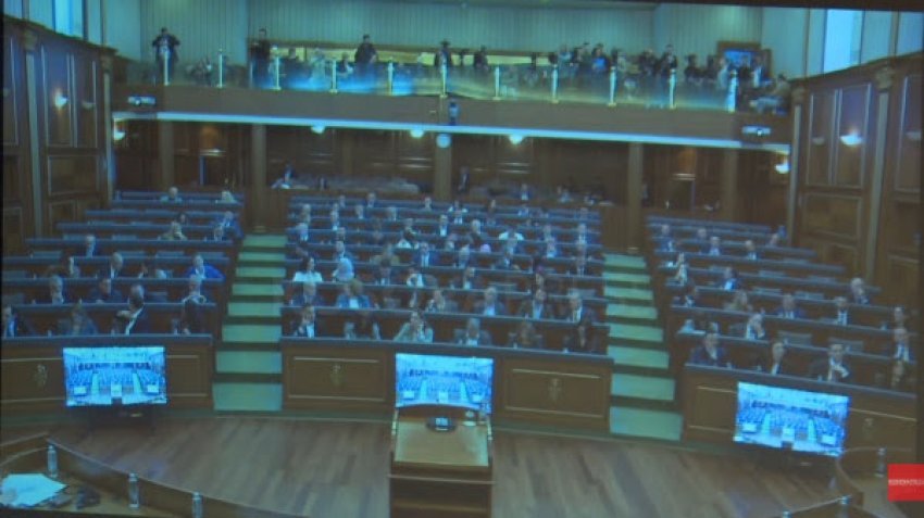 Nisja me vonesë e seancës, Tahiri akuzon mazhorancën - Haxhiu pajtohet 3 nisja me vonese e seances tahiri akuzon mazhorancen haxhiu pajtohet 69d8c3383e089