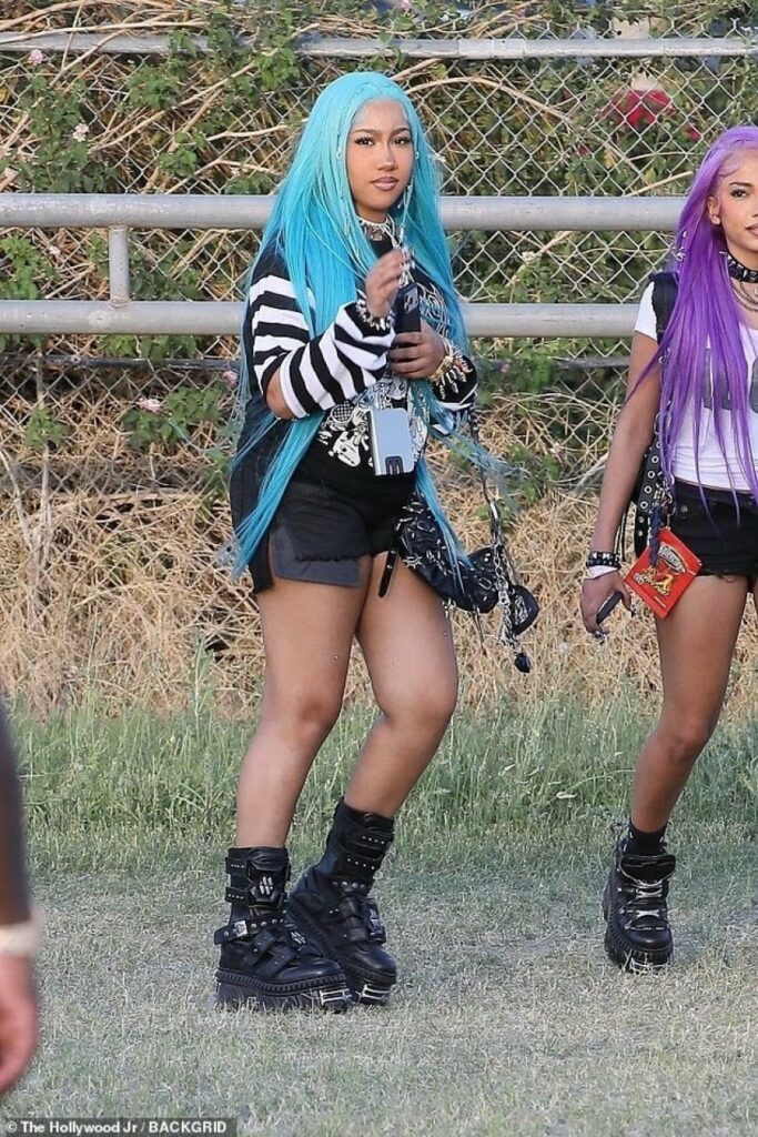 north west shfaqet ne coachella pa prinderit me stil te guximshem dhe floke blu 69da87b977790