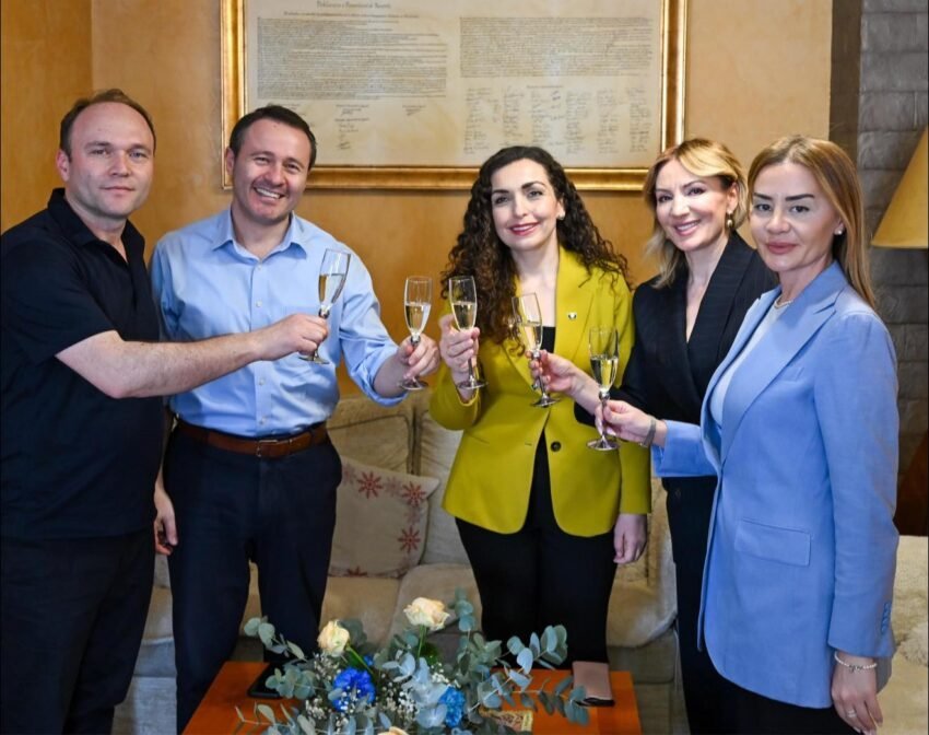 Osmani vazhdon traditën për festën e Pashkëve, viziton familjes e ish-deputetit që ishte nënshkrues i Deklaratës së Pavarësisë 3 osmani vazhdon traditen per festen e pashkeve viziton familjes e ish deputetit qe ishte nenshkrues i deklarates se pavaresise 69d37d351530d