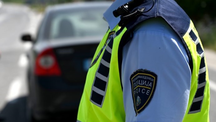 policia gjen nje pit bull te lenduar ne nje veture me targa te tetoves ishte lenduar gjate ndeshjes me qen 69da3ad0cddd9