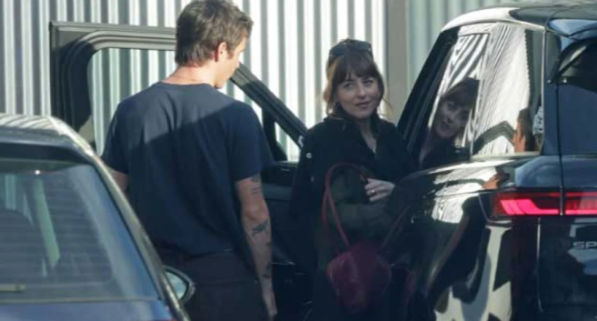 puthje dhe perqafime ne los angeles mes dakota johnson dhe partnerit te saj te ri 69d2667770180