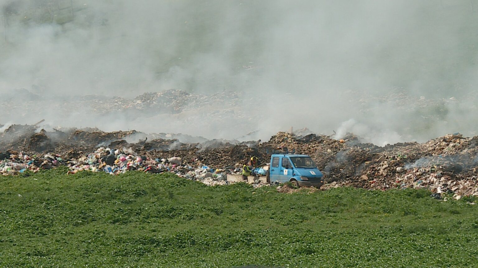 Rikthehen zjarret në deponinë e Haraçinës, tymi dhe era e keqe “ngulfatin” banorët 1 rikthehen zjarret ne deponine e haracines tymi dhe era e keqe ngulfatin banoret 69d9056cc290a