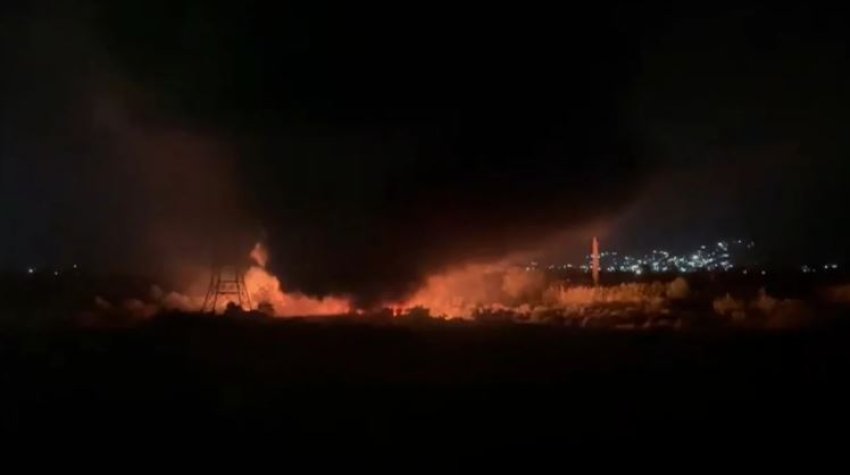 vijojne flaket e djegies se gomave ne brigjet e lumit mat era e forte rendon situaten 69e2a75ed8556