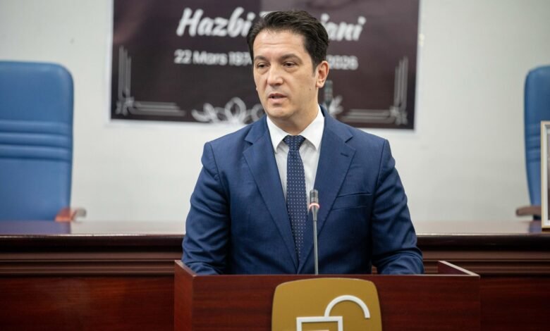 zv kryeministri i pare bekim sali merr pjese ne mbledhjen komemorative per arsimtarin hazbi topojani 69cfc9a3d78f0