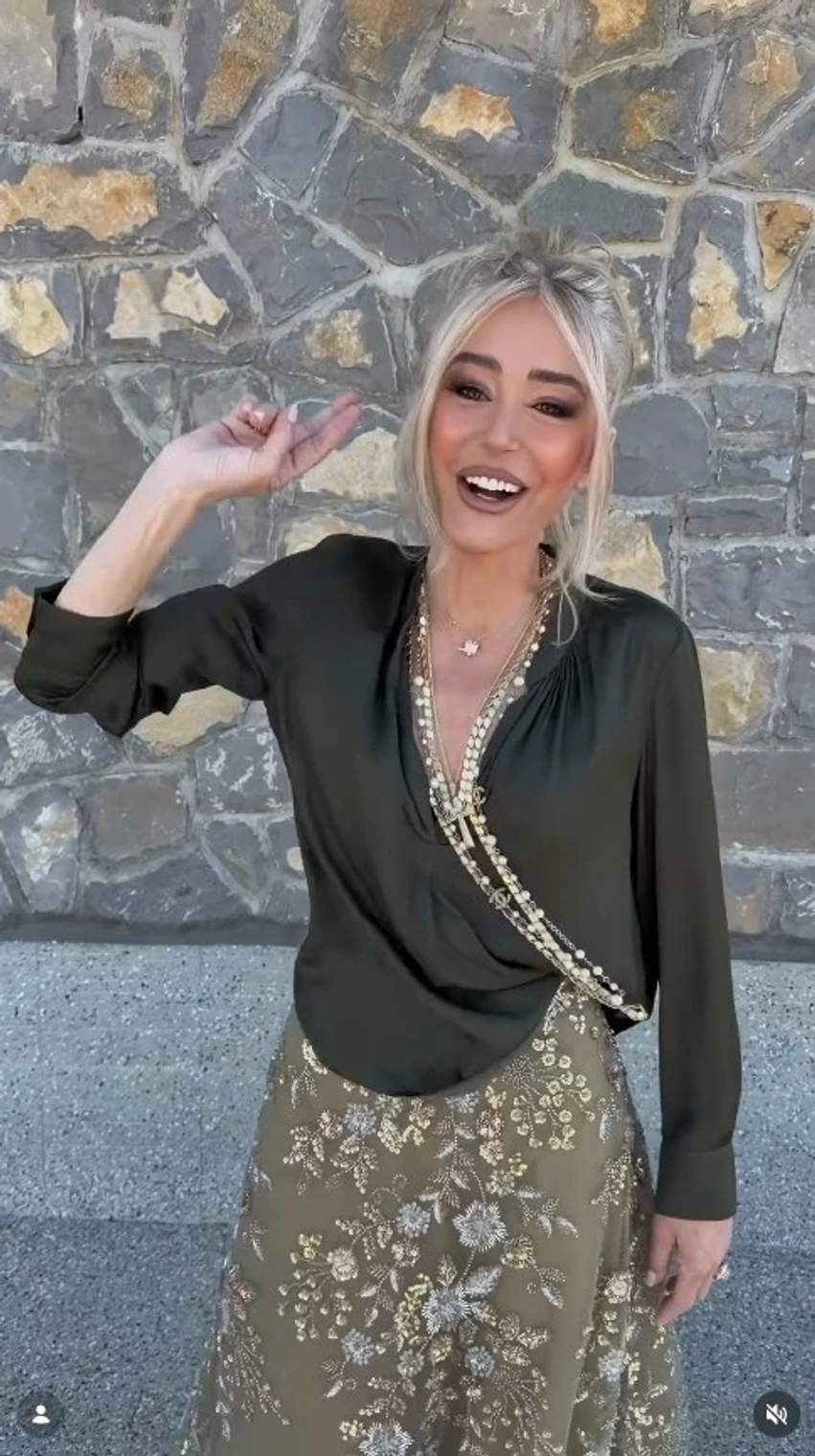 anita dhe lola haradinaj shkelqejne me dukjen elegante ndersa publikojne video duke vallezuar ne dasmen e luan haradinajt 69f4e6021e1c9