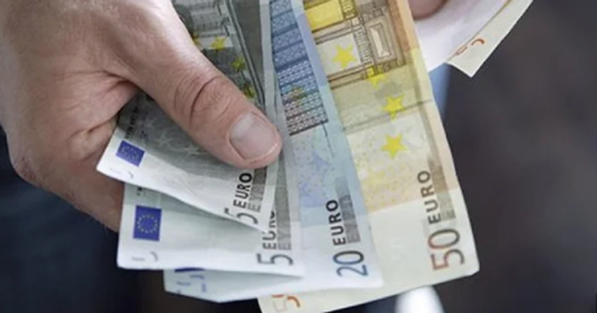 cfare po ndodh me monedhat e huaja ja sa shitet dhe blihet euro dhe dollari per diten e sotme 6a00353220872