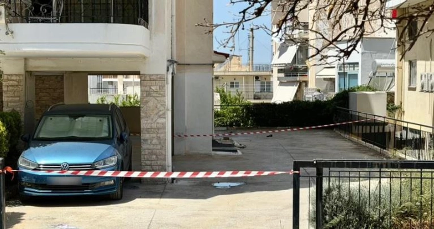 Dy 17-vjeçare hidhen nga pallati, njëra vdes në vend, tjetra në luftë me jetën! Vëllai gjen motrën duke u dergjur në tokë, dëshmojnë fqinjët 3 dy 17 vjecare hidhen nga pallati njera vdes ne vend tjetra ne lufte me jeten vellai gjen motren duke u dergjur ne toke deshmojne fqinjet 6a0348fd889ae