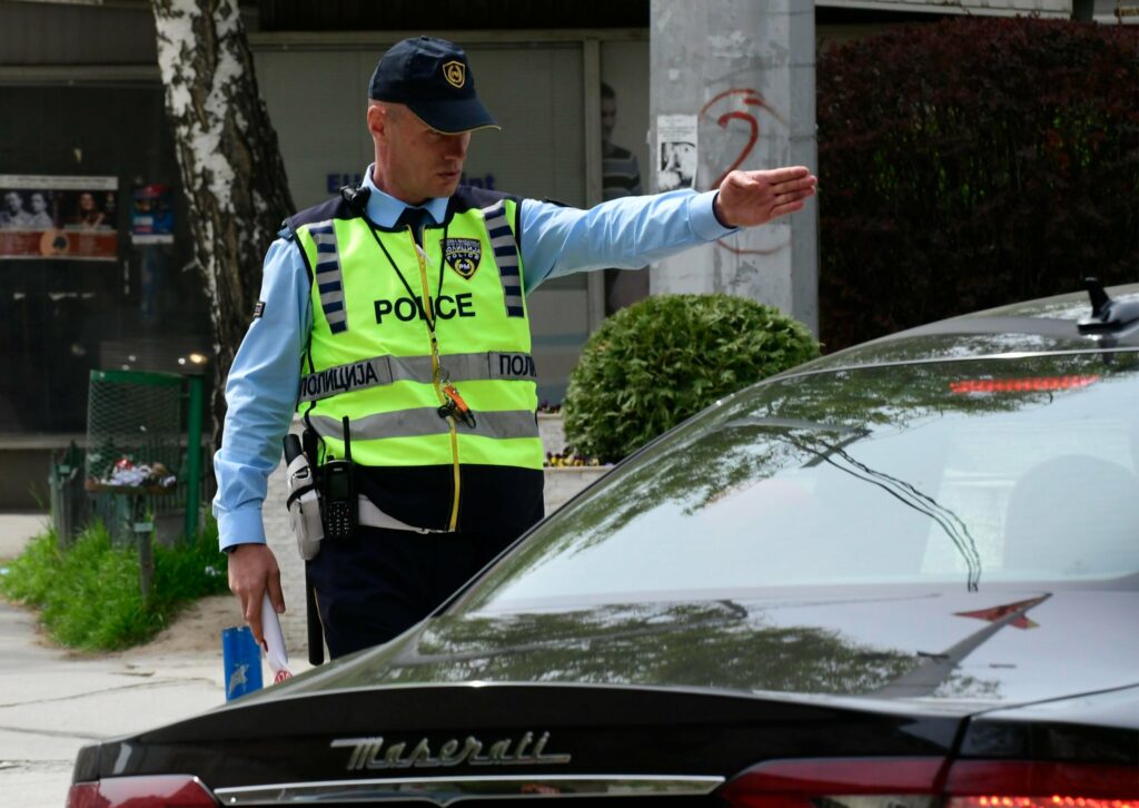 I dehur kalon në të kuqen, i merret vetura nga policia e Gostivarit 3 i dehur kalon ne te kuqen i merret vetura nga policia e gostivarit 6a1199ccca456