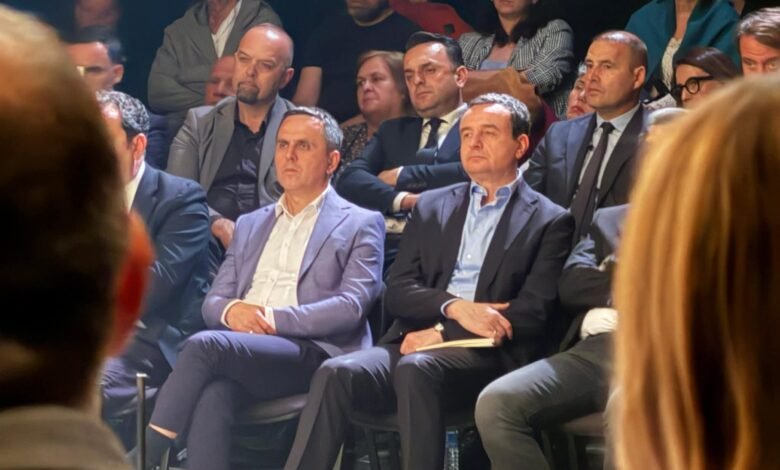 Kasami dhe Kurti ndjekin shfaqjen  Përtej hekurave  në Shkup  diskutojnë edhe për bashkëpunimin politik
