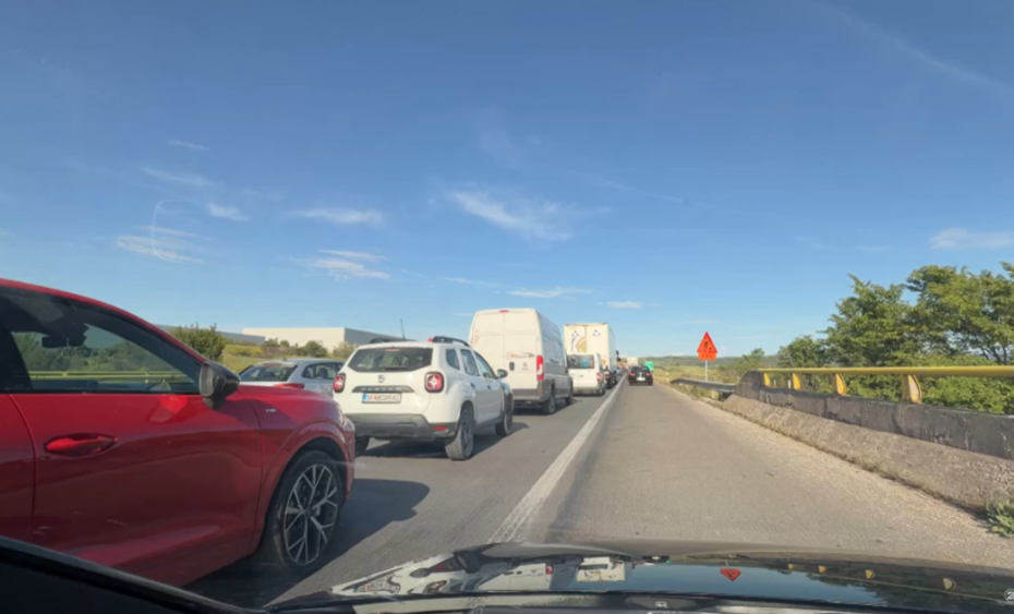 kolona te gjata ne pikepagesen e milladinovces rruget shteterore fillojne punet per zgjerimin e saj 6a00caad0daea