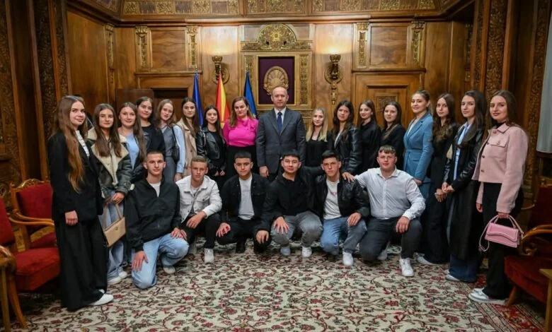 kryetari i kuvendit afrim gashi takohet me nxenesit e shmk rilindja nga zhitosha e dollnenit 69fe0b8cd936e