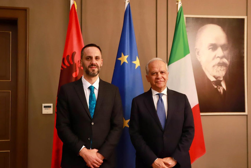 Lamallari pret ministrin e Brendshëm të Italisë: Forcojmë partneritetin strategjik mes dy vendeve 2 lamallari pret ministrin e brendshem te italise forcojme partneritetin strategjik mes dy vendeve 6a032c90c37d3