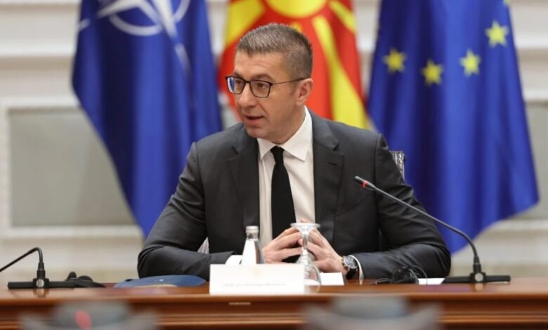 Mickoski: “Fundërrina spiunazhi nga e kaluara”, e quan aferën në Presidencë 3 mickoski funderrina spiunazhi nga e kaluara e quan aferen ne presidence 6a0dc0258157f