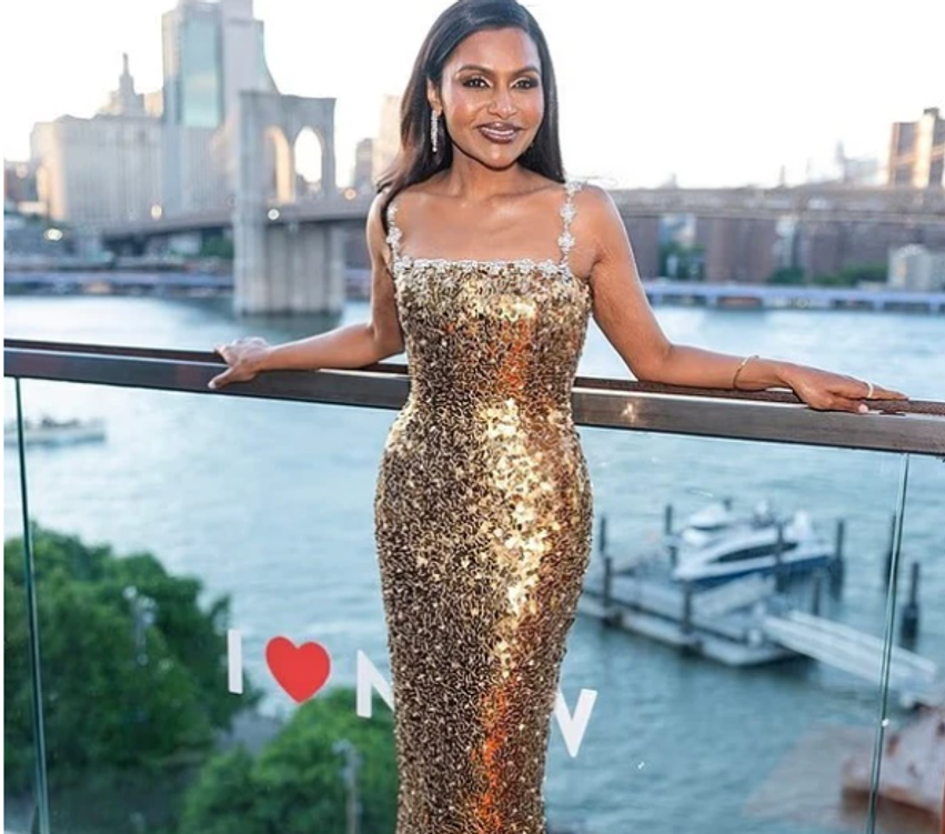 Mindy Kaling portretizon Kim Kardashian me fustan të artë me xixa 3 mindy kaling portretizon kim kardashian me fustan te arte me