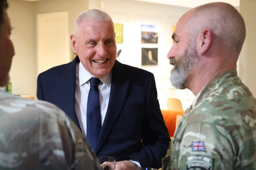 ministri britanik i mbrojtjes vjen ne kosove takohet me komandantin e kfor it 69fa460b09cc1