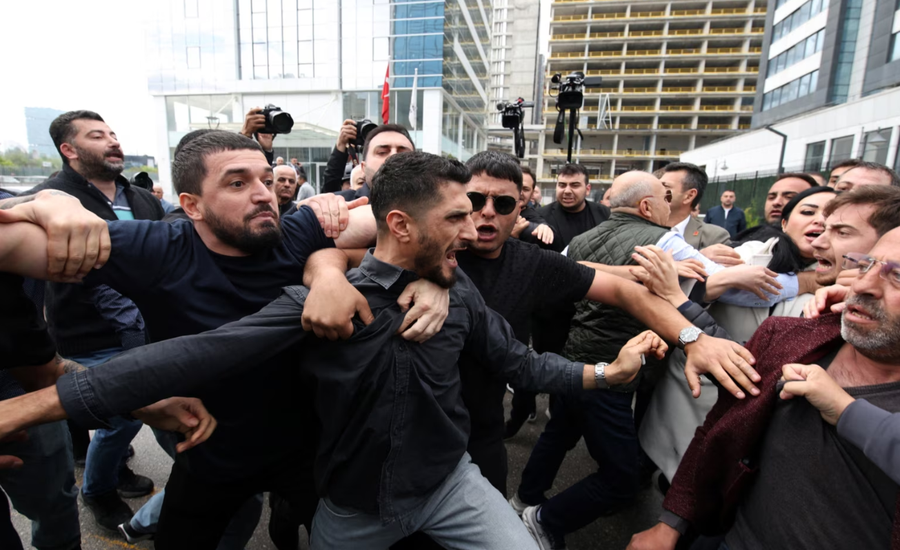 policia turke hyn ne seline e partise opozitare per te larguar udheheqjen e 6a1351a600029