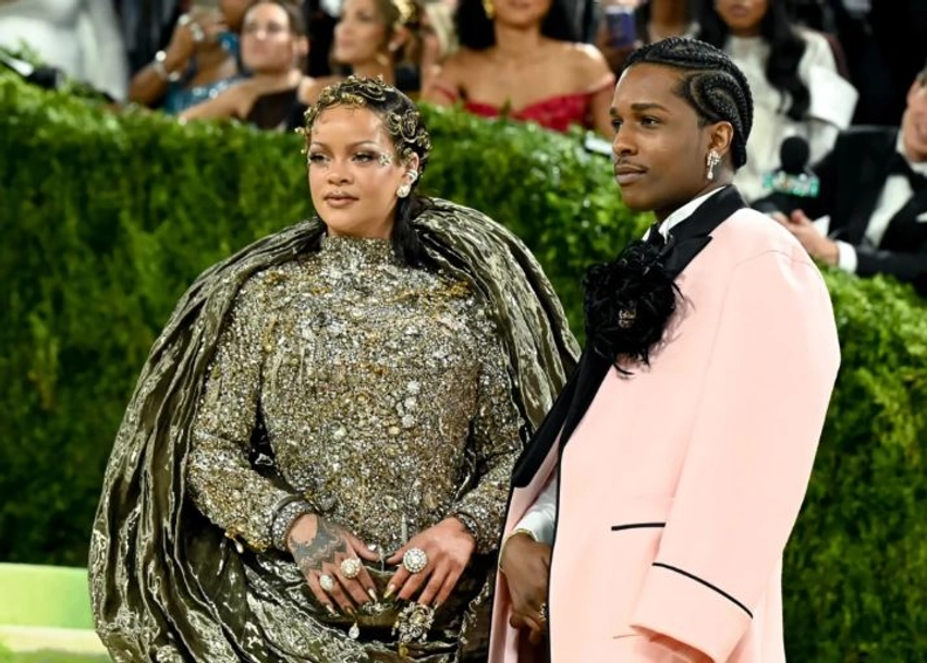 rihanna publikon video me aap rocky pas thashethemeve per tension ne met gala 69fde8433e40e