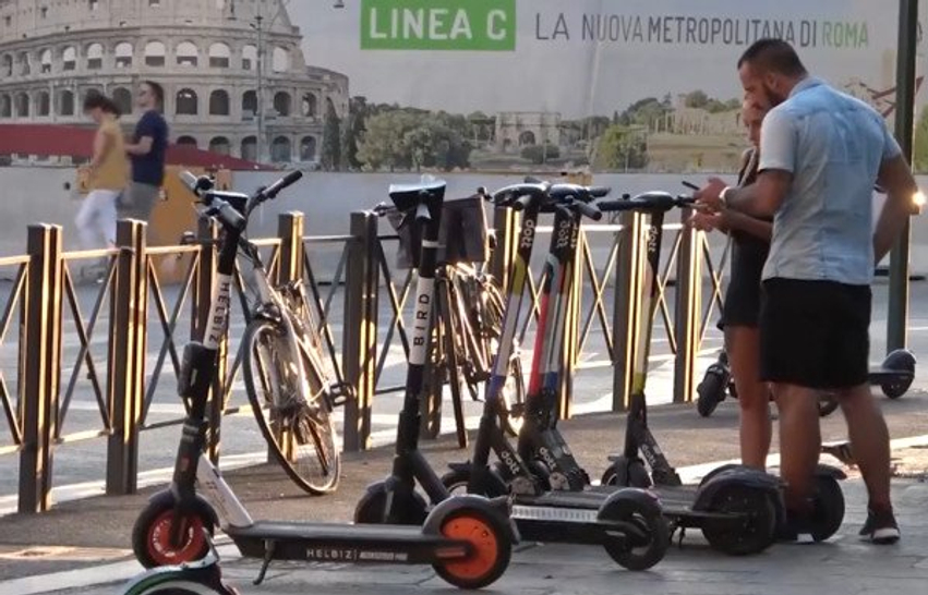 skuteret elektrike duhet te kene targa deri me 16 maj ne itali 6a0186fe1aa43