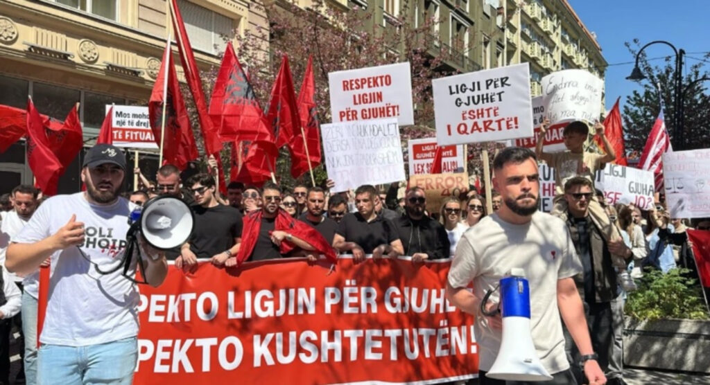 studentet shqiptare ne rmv gati per protesten e radhes vazhdojne kembenguljet per dhenien e provimit te jurisprudences ne shqip organizatori ademi te jemi te bashkuar 6a0238507f98c