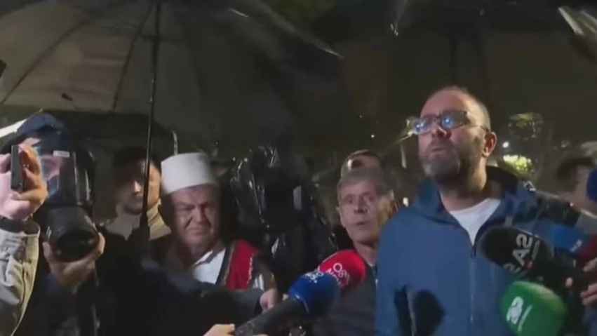 tensionet ne tubimin e pd se bardhi perplaset me efektivet e policise pse e provokoni protesten eshte paqesore 69fe3af034bb9