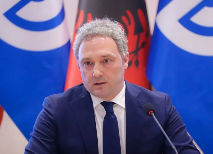 Transgjinorët do marrin hormone në QSUT, shpërthen keq Bardh Spahia: Asnjë qindarkë për të kthyer burrat në gra, ato janë paratë e fëmijëve me kancer! 3 transgjinoret do marrin hormone ne qsut shperthen keq bardh spahia asnje qindarke per te kthyer burrat ne gra ato jane parate e femijeve me kancer 6a18b8dcaebee