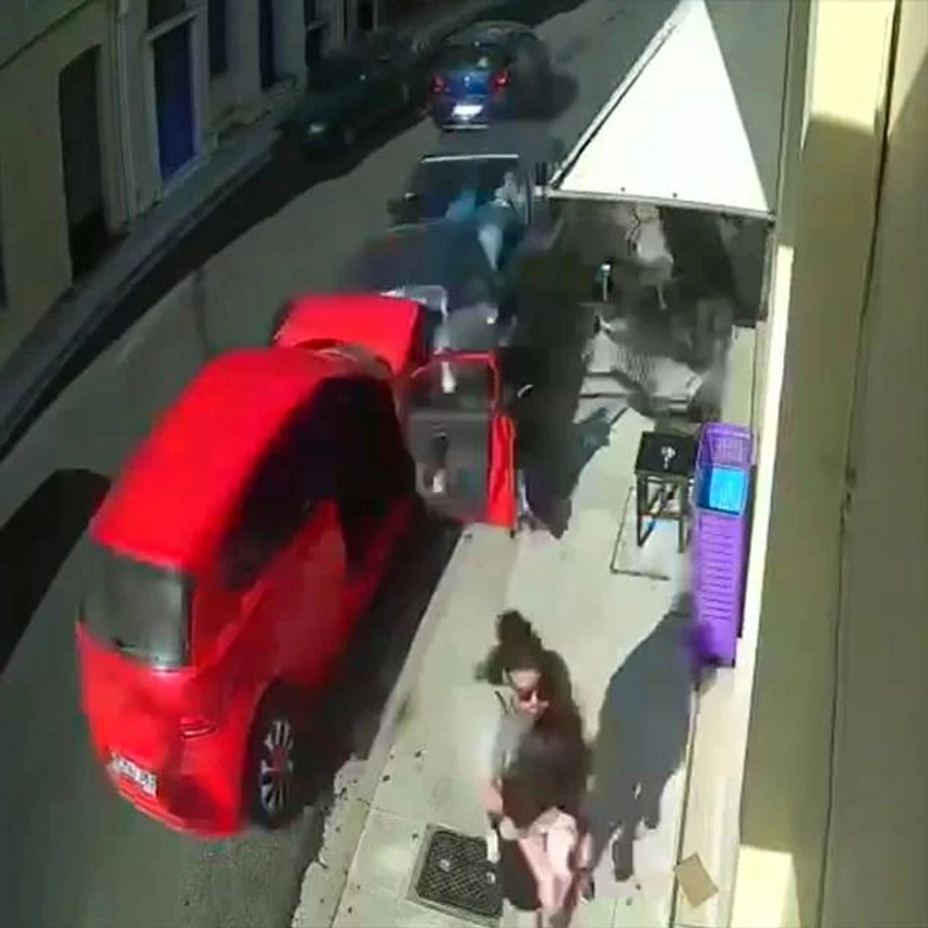 aksident i frikshem ne greqi makina del ne sensin e kundert dhe perplas mjetin e parkuar reagimi i nenes eshte befasues 6a212ed078ce7