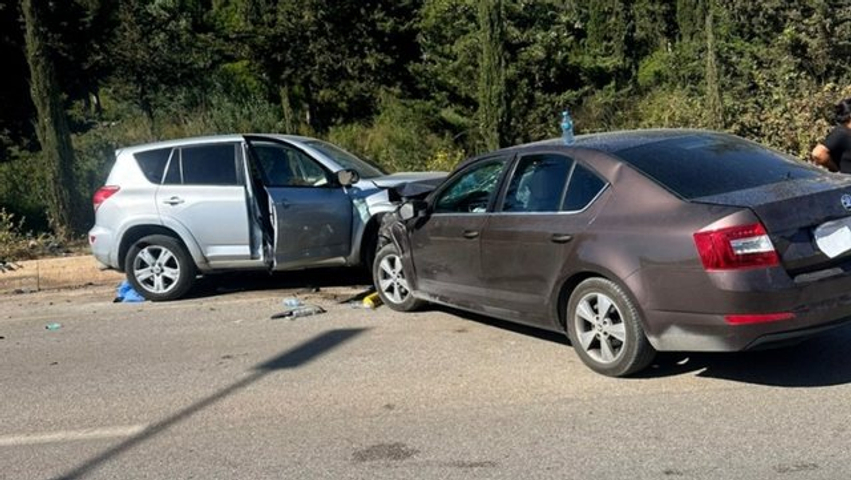 aksident i rende ne dhermi perplasen dy makina 4 te plagosur dergohen me urgjence ne vlore 6a2d7c7356d6a