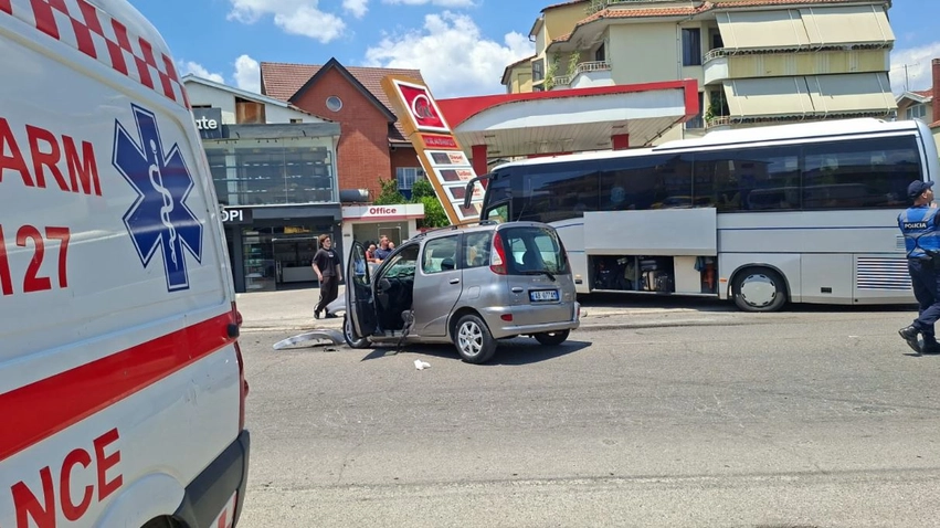 Aksidentohet autobusi me nxënës ekskursionistë në qendër të Elbasanit, përplaset me një tjetër makinë! 1 aksidentohet autobusi me nxenes ekskursioniste ne qender te elbasanit perplaset me nje tjeter makine 6a33dbb1c804f