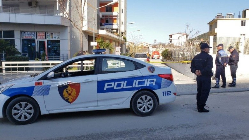 Aksion i policisë në Vlorë, sekuestrohen 4 pistoleta dhe një automjet i blinduar! Arrestohet një person për kërkim ndërkombëtar 1 aksion i policise ne vlore sekuestrohen 4 pistoleta dhe nje automjet i blinduar arrestohet nje person per kerkim nderkombetar 6a27c5f21ab04