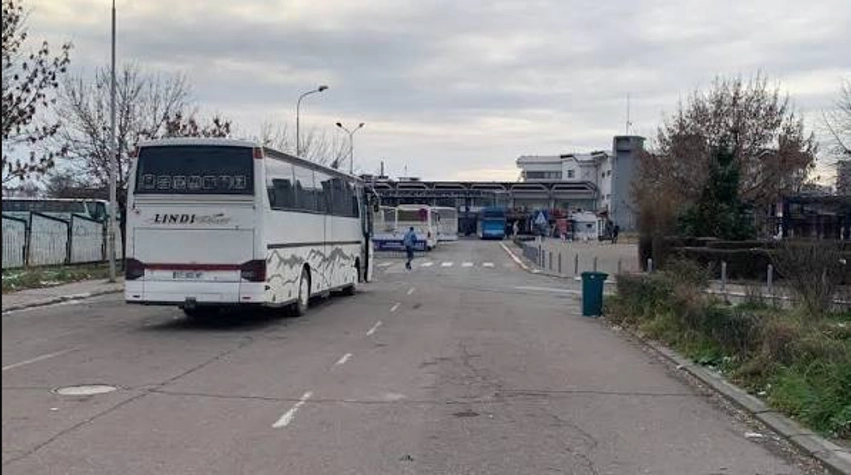 Alarm për mjet shpërthyes në Stacionin e Autobusëve në Prishtinë, policia evakuon zonën 3 alarm per mjet shperthyes ne stacionin e autobuseve ne prishtine policia evakuon zonen 6a3975d22296a