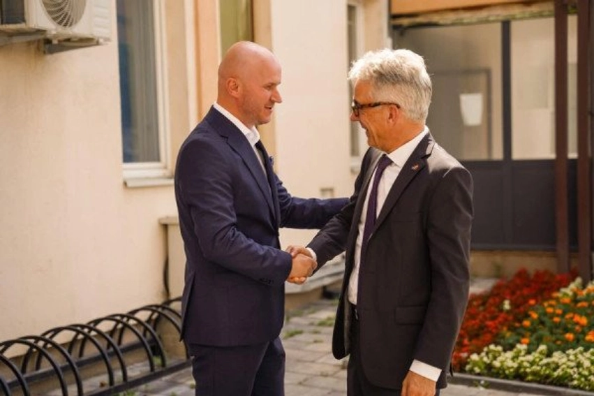 Ambasadori i Gjermanisë Rudolf vizitoi Shtimen, kryetari Aliu mirënjohës për forcimin e bashkëpunimit 3 ambasadori i gjermanise rudolf vizitoi shtimen kryetari aliu mirenjohes per forcimin e bashkepunimit 6a342f93a626b