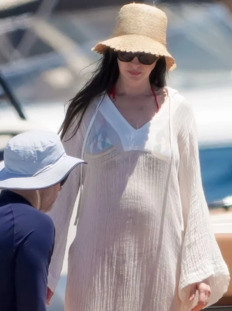 anne hathaway shtatzene per here te trete zbulon barkun ne st tropez 6a3582be6b570