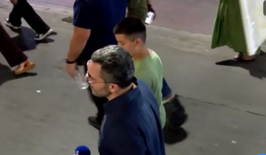 arlind qori ne proteste me djalin populli e ka marre sovranitetin ne duart e veta 6a29dc50b9f3d