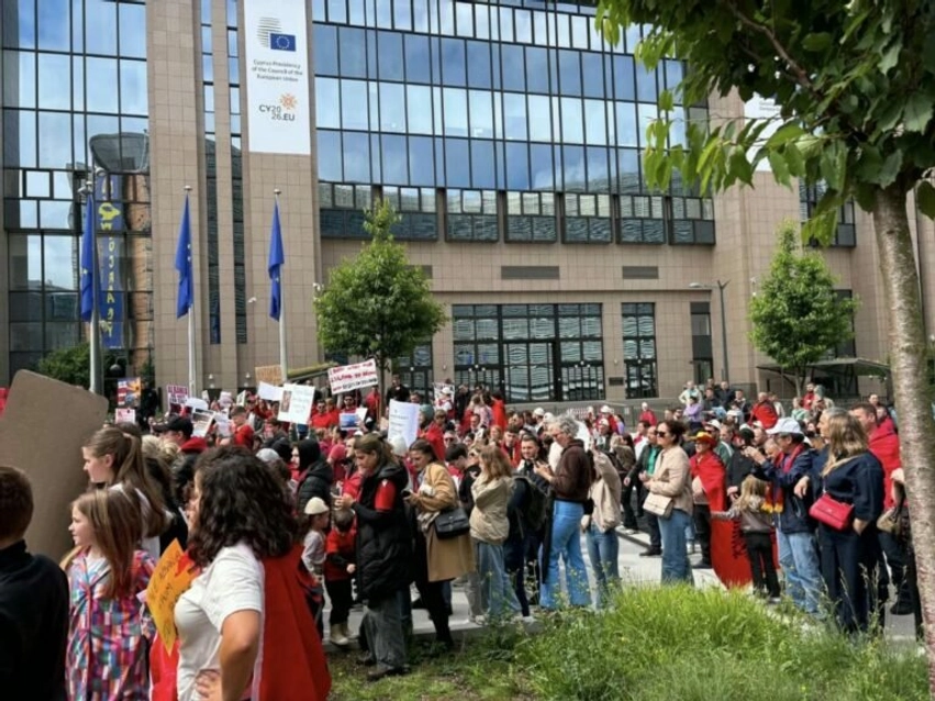 atdheu nuk eshte ne shitje diaspora ne proteste para komisionit evropian mesazh rames 2 mln shuplaka do te vijne nga shqiptaret 6a257750b4e94