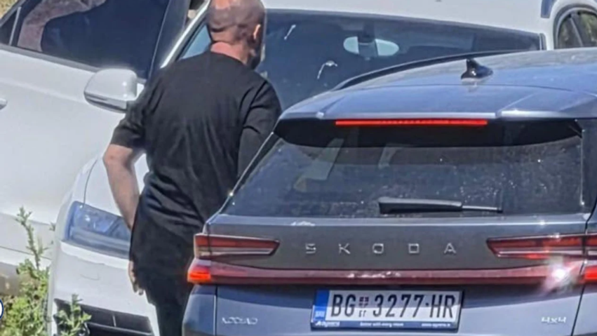 Balla nxjerr foton: Makinat me targa serbe sjellin njerëzit në protestën në Zvërnec 3 balla nxjerr foton makinat me targa serbe sjellin njerezit ne protesten ne zvernec 6a2441f0a64ff