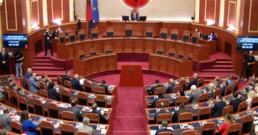 Debate në Kuvend/ Opozita nuk e lëshon foltoren, mazhoranca miraton ndërprerjen e diskutimeve, shtyhet votimi për në orën 18:30 2 debate ne kuvend opozita nuk e leshon foltoren mazhoranca miraton nderprerjen e diskutimeve shtyhet votimi per ne oren 1830 6a3413ef54047