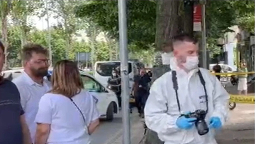 detaje nga grabitja ne banke autori ndoqi qytetaren deri te arka brenda institucionit si ia rrembeu parate nga dora 6a1edffbb6a35