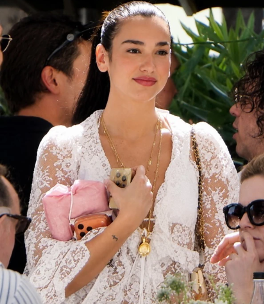 dhurata e vecante qe dua lipa mori nga komuniteti arberesh ne diten e marteses 6a281b7b9921f