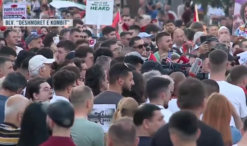dita e 18 te e qendreses nuk ndalet vrulli i revoltes qytetaret mbushin bulevardin nen thirrjet rama jep doreheqjen 6a32de9571e2c