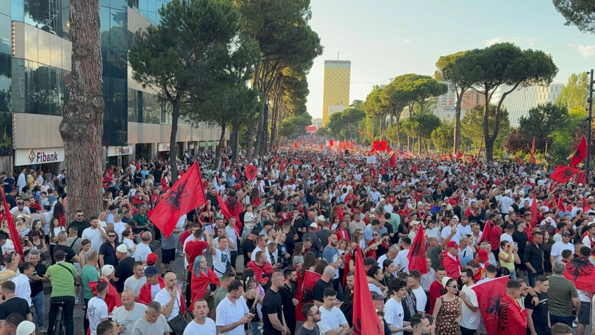 dita e 21 te e revolucionit mijera shqiptare brenda dhe jashte vendit zbarkuan para kryeministrise edi rama je i rrethuar jep doreheqjen 6a370b5590a90