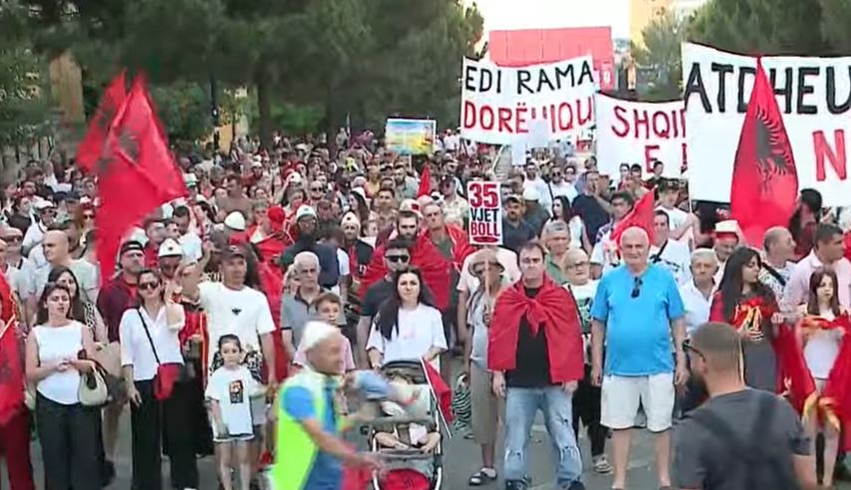 Dita e 24 e revoltës qytetare, nis marshimi drejt Kryeministrisë: Rama dorëhiqu 3 dita e 24 e revoltes qytetare nis marshimi drejt kryeministrise rama dorehiqu 6a3ac7a913190