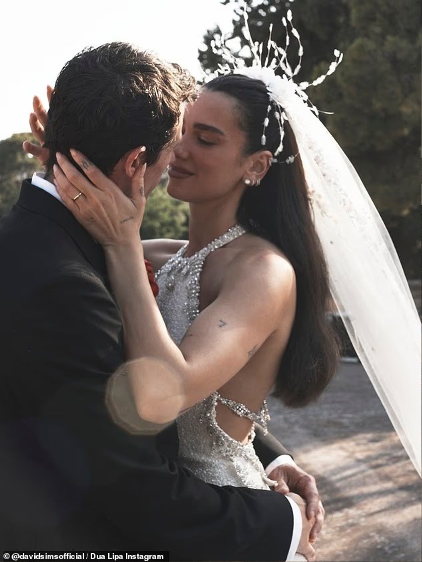 Dua Lipa publikon fotot e para nga dasma luksoze me Callum Turner në Siçili