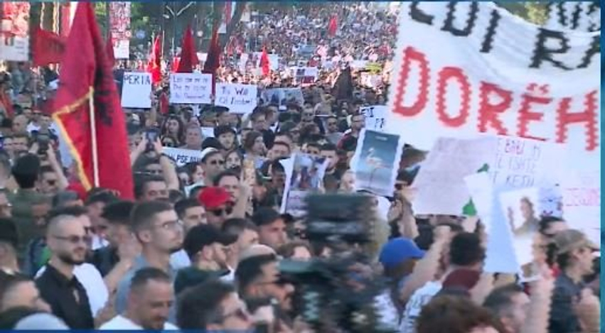 edi rama dorehiqu pankartat pikante ne proteste qytetaret toka eshte e maskarenjve por atdheu i shqiptareve 6a230c9011381