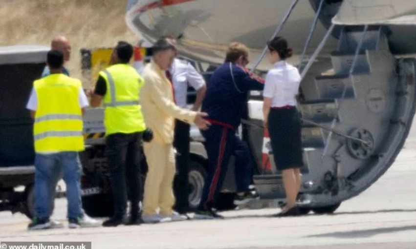 elton john largohet me avion privat pas performances ne dasmen e dua lipes dhe callum turner 6a25949c3cc89