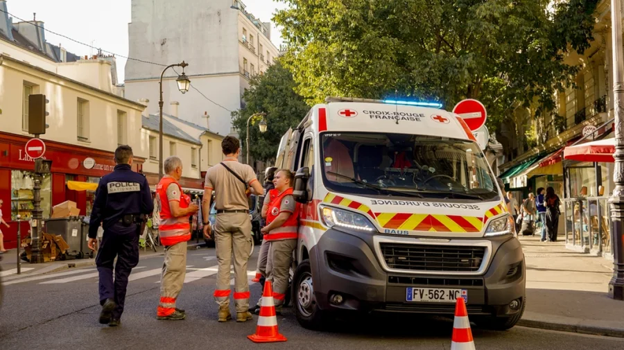 franca perfshihet nga i nxehti ekstrem dy femije gjenden te pajete ne makine 6a398d2a9fb98