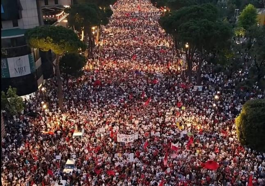 Gazeta gjermane jehonë protestave për largimin e Ramës, ZDFheute: Mijëra qytetarë mblidhen çdo ditë para kryeministrisë 3 gazeta gjermane jehone protestave per largimin e rames zdfheute mijera qytetare mblidhen cdo dite para kryeministrise 6a2ecdf3b86de