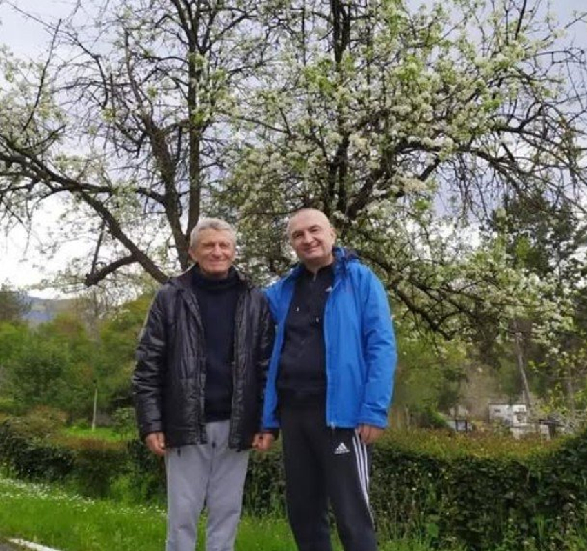 Ilir Meta del nga qelia, ish-presidenti do të shoqërohet drejt Skraparit për t’i dhënë lamtumirën e fundit babait të tij 2 ilir meta del nga qelia ish presidenti do te shoqerohet drejt skraparit per ti dhene lamtumiren e fundit babait te tij 6a1e6f50c2b8c