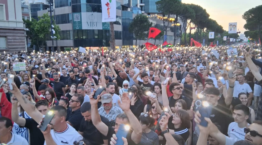 Kërkojnë mbrojtjen e Zvërnecit, pas 2 orësh përfundon protesta përpara Kryeministrisë, nesër qytetarët sërish tubim 3 kerkojne mbrojtjen e zvernecit pas 2 oresh perfundon protesta perpara kryeministrise neser qytetaret serish tubim 6a1de2b29ed89